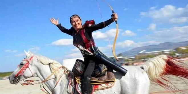 Ayşe öğretmen atlı okçulukta erkek rakiplerini geride bıraktı