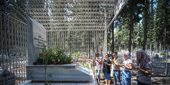 arkc Bergen, Mersin'deki mezar banda anld