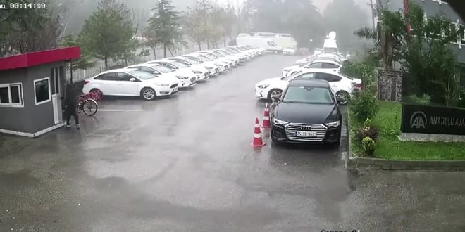 Başkentteki fırtına ve sağanağın şiddeti güvenlik kameralarına yansıdı