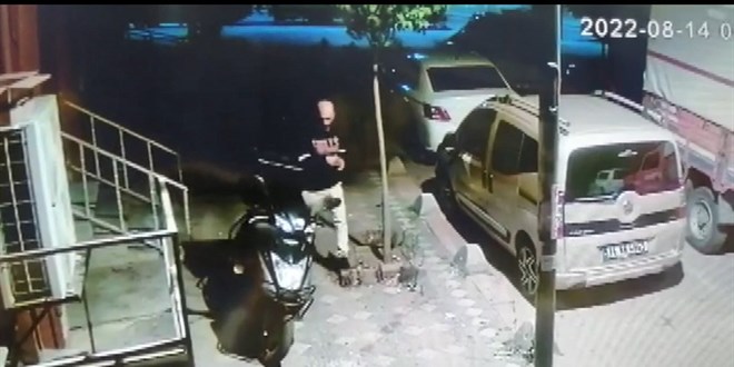 Kurye, motosikletini çalmaya çalışan kişiyi 'uçan tekme'yle durdurdu