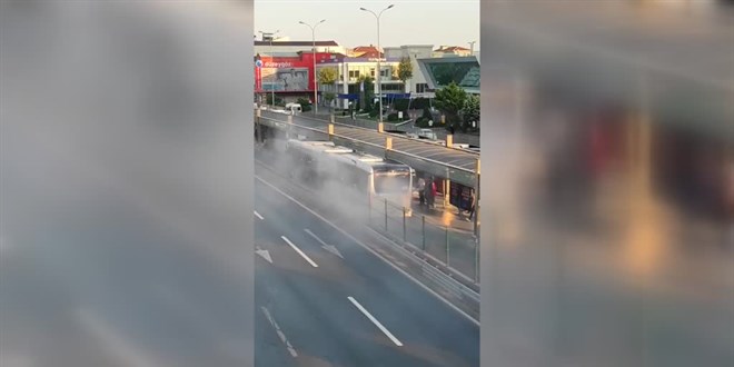 Avcılar'da duman çıkararak arızalanan metrobüsteki yolcular tahliye edildi