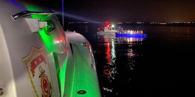 İzmir açıklarında 124 düzensiz göçmen yakalandı