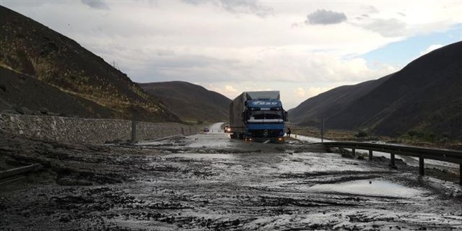 Erzincan-Sivas kara yolu ulaşıma kapandı