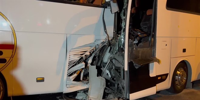 Antalya'da 2 otobüsün karıştığı kazada 2'si ağır 25 kişi yaralandı