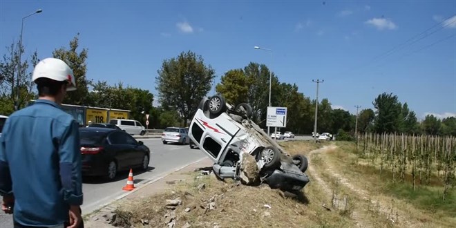 Bursa'da direğe çarparak devrilen hafif ticari araçtaki 4 kişi yaralandı