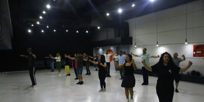 Düğün arifesindeki çiftler ilk dans yerine Ankara oyun havaları öğreniyor