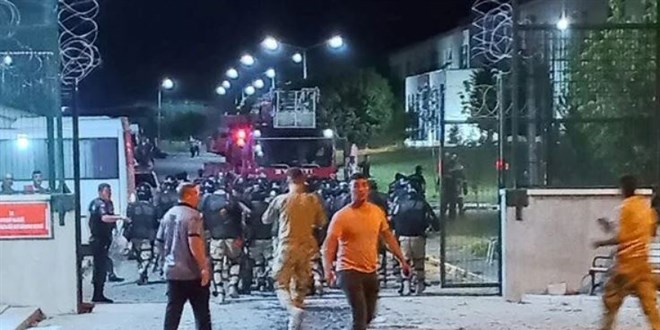 Geri Gönderme Merkezi'nde yangın: 20 sığınmacı tutuklandı