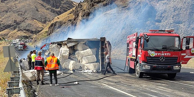 Çarpışan TIR ile kamyon alev aldı; yol ulaşıma kapandı
