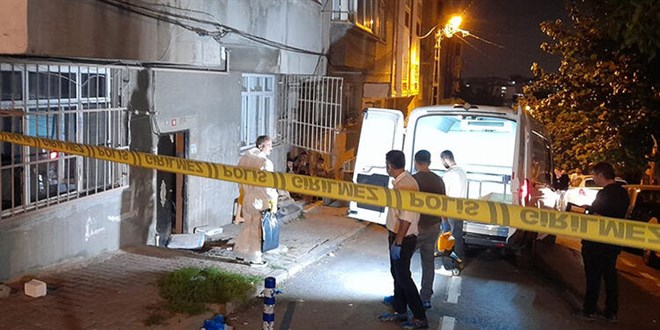 Gaziosmanpaa'da ar kokular gelen binada erkek cesedi bulundu