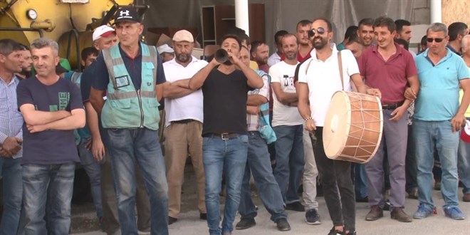 Belediye işçileri yüzde 80'lik zammı davullu zurnalı kutladı