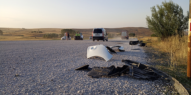 Sivas'ta devrilen otomobildeki polis memuru yaraland