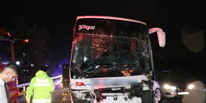 D-650'de yolcu otobüsü tıra çarptı: 25 yaralı