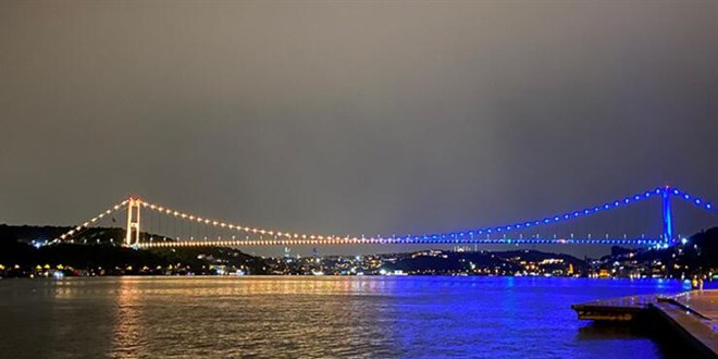 Fatih Sultan Mehmet Köprüsü Ukrayna'nın bağımsızlık günü için aydınlatıldı