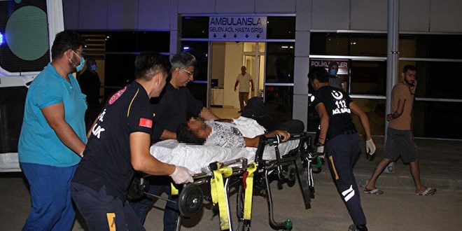 Manisa'daki düğünde taş ve sopalı kavga çıktı: İkisi ağır 11 yaralı