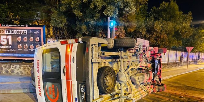 Dolmuşla çarpışan ambulans devrildi: 3 yaralı