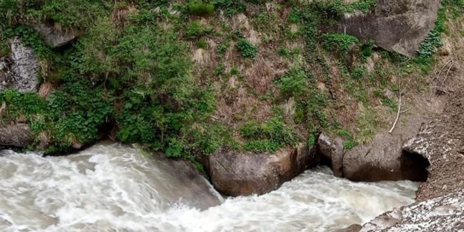 Rize'de serinlemek için dereye giren İranlı turist hayatını kaybetti