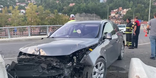 Zonguldak'ta otomobilin bariyerlere çarpması sonucu 3 kişi yaralandı