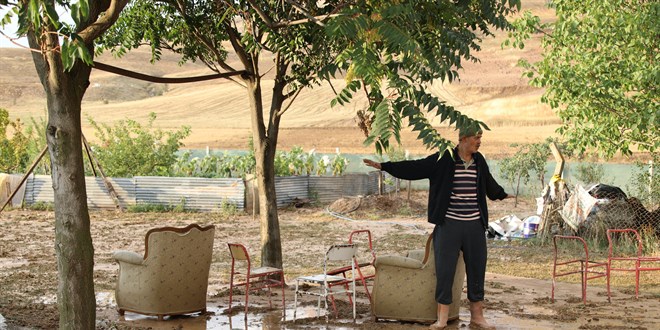 Çubuk'ta sağanak nedeniyle su baskınları yaşandı
