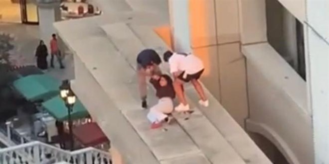 Camdan bakan çocuk 9. kattan 6. kata düştü