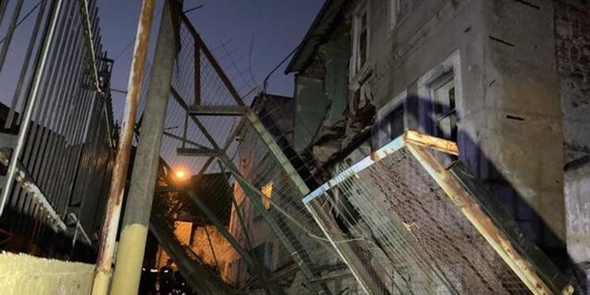 İzmir'de metruk binanın duvarı çöktü