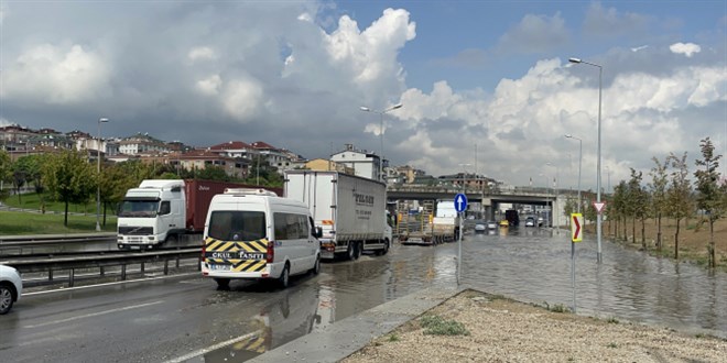 İstanbul'da sağanak başladı, yollar göle döndü