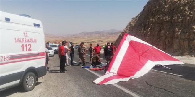 Yamaç paraşütü yaparken yola düşen 1'i emekli 2 asker hayatını kaybetti