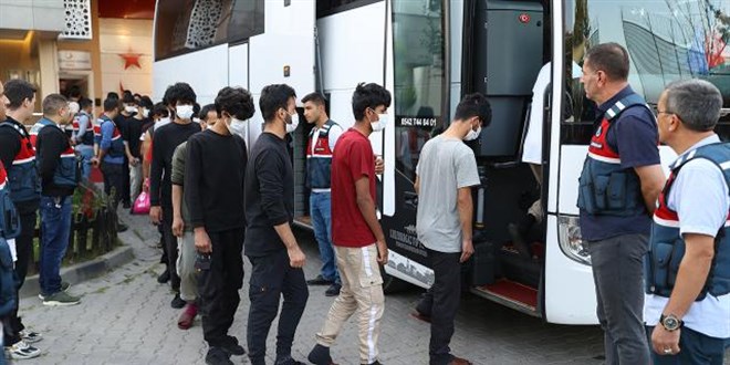 Türkiye'de 8 ayda 75 bin 678 düzensiz göçmen sınır dışı edildi