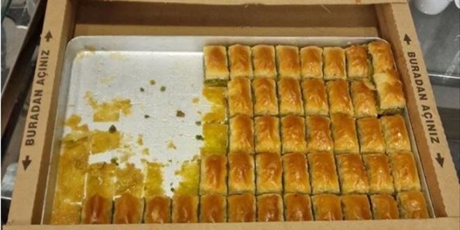 Grcistan' eleyen Karada'a bir tepsi baklava