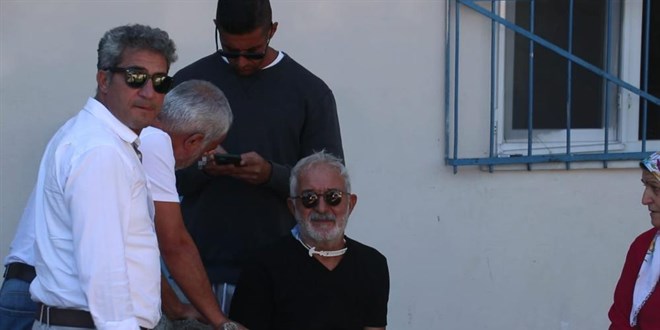 Ünlü oyuncunun annesi evinin bahçesinde asılı halde ölü bulundu