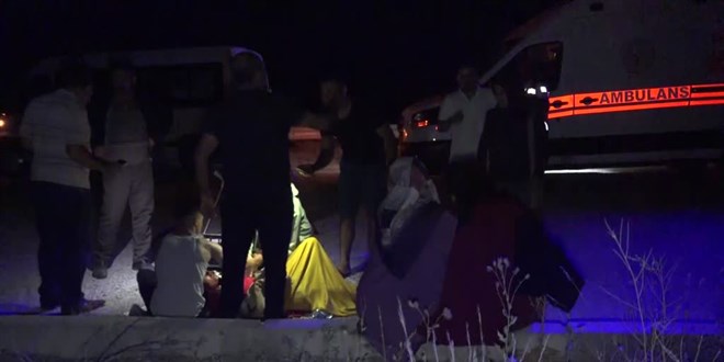 Düğüne gidenlerin bulunduğu hafif ticari aracın devrildiği kazada 7 kişi yaralandı
