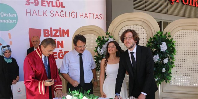 Sağlık çalışanları Halk Sağlığı Haftasında evlendiler