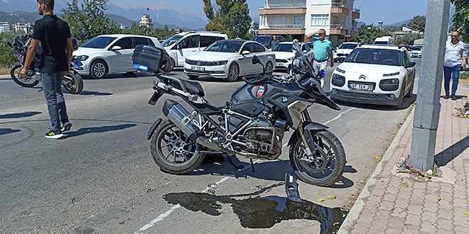 Yunus ekibinin olduğu motosiklet otomobille çarpıştı: 1 polis yaralı