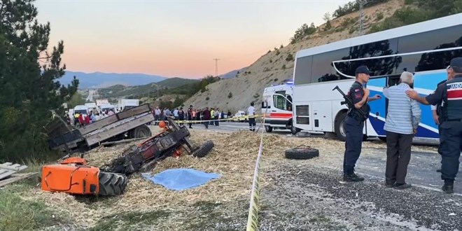 Yolcu otobüsü ile traktör çarpıştı: 1 ölü, 12 yaralı