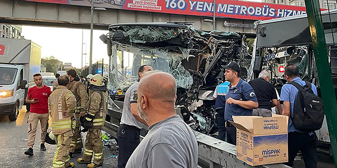 Bakan Koca, Avcılar'daki metrobüs kazasında 50 kişinin yaralandığını açıkladı