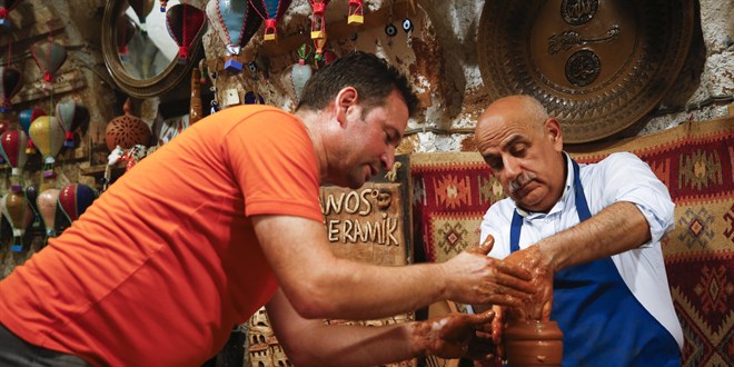 Bakan Kirişci, Nevşehir'de bir atölyede çanak yapımını deneyimledi