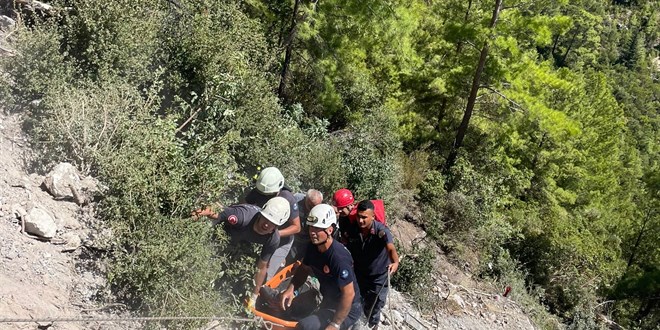 Antalya'da uuruma yuvarlanan otomobildeki 2 kii yaraland