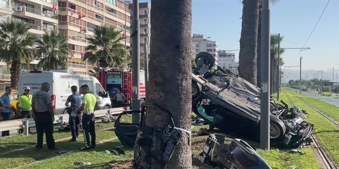 İzmir'de takla atan otomobildeki 2 kişi öldü, 1 kişi yaralandı