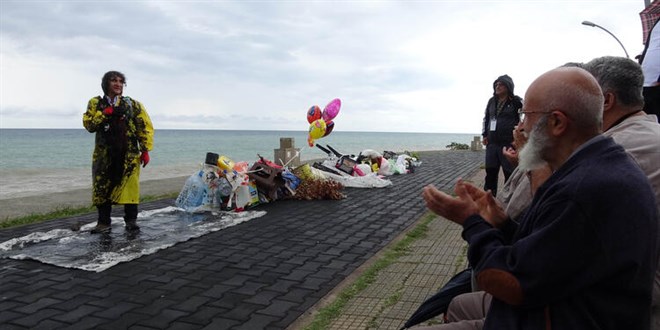 Dekan, 'Atık' adlı performansıyla çevre kirliliğine dikkat çekti