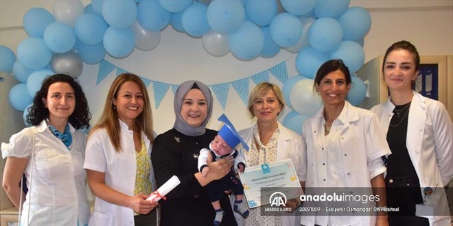 Eskişehir'de prematüre bebek 6 ay sonra 'mezuniyet belgesi' ile taburcu edildi