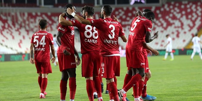 Sivasspor'un formaları Romanya'da havaalanında kayboldu!