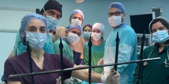 Çocuğun boğazına saplanan demir korkuluk ameliyatla çıkarıldı