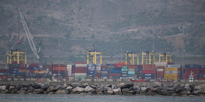 İskenderun'da limanda su alan konteyner gemisi battı