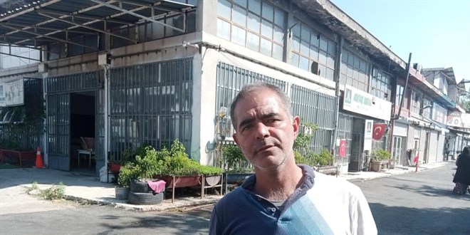 Kiralık ev bulamadı, 3 çocuğu ve eşiyle dükkana yerleşti