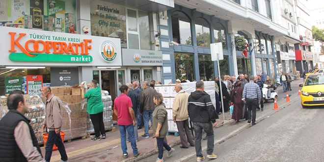 Kooperatif marketi önünde yağ ve şeker kuyrukları devam ediyor