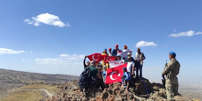 Terörden arındırılan Tendürek'te dağcılar zirvede Türk bayrağı açtı