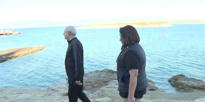 CHP Genel Başkanı Kılıçdaroğlu, eşi ile sabah yürüyüşü yaptı