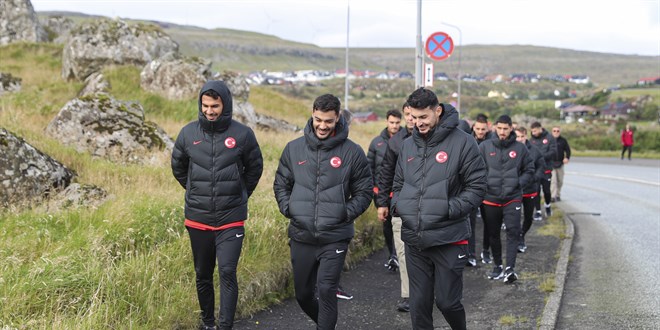 A Milli Futbol Takımı, Faroe Adaları'nda yarınki maç öncesi yürüyüş yaptı