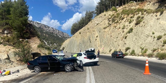 Antalya'da iki otomobil çarpıştı, 4 kişi yaralandı
