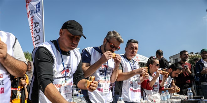 Bursa Gastronomi Festivali'ndeki yarışmayı 11 tahanlı pide yiyerek kazandı