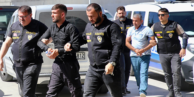 Akrabalar arası kavgada 2 kişiyi öldüren baba ve iki oğlu tutuklandı